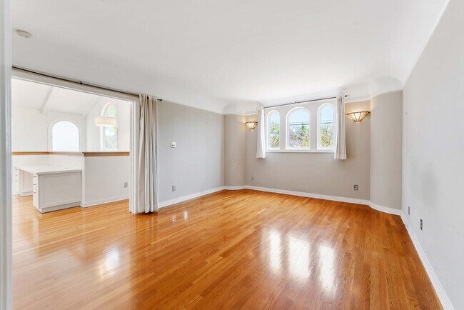 Building Photo - Incredible 4 bd 3 ba home
