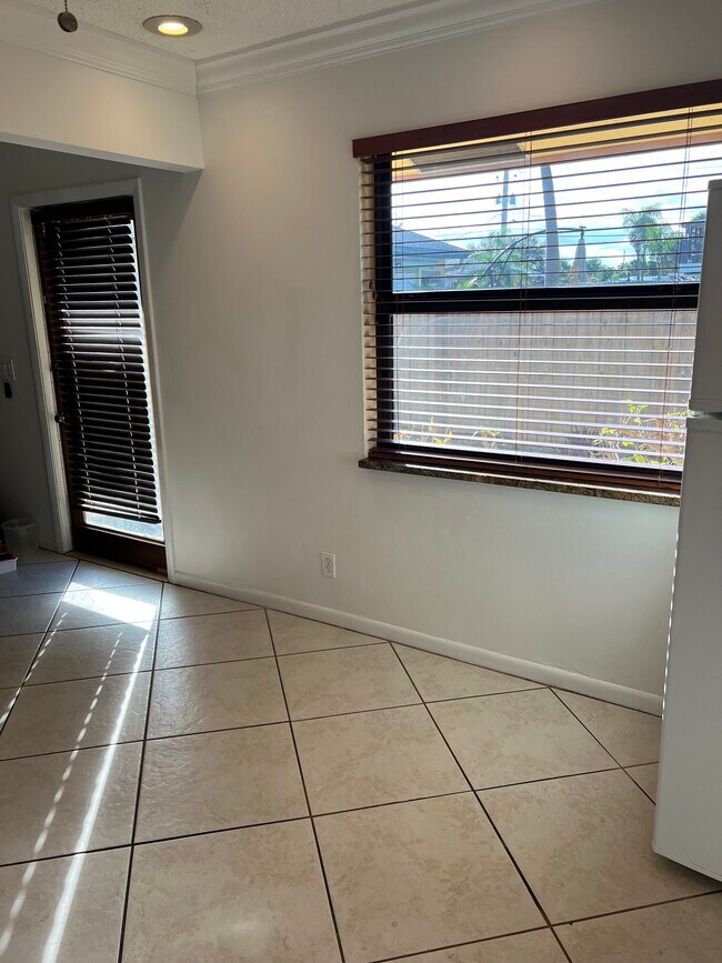 Building Photo - 119 Lakeview Ave