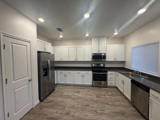 Building Photo - 432 Summer Triangle