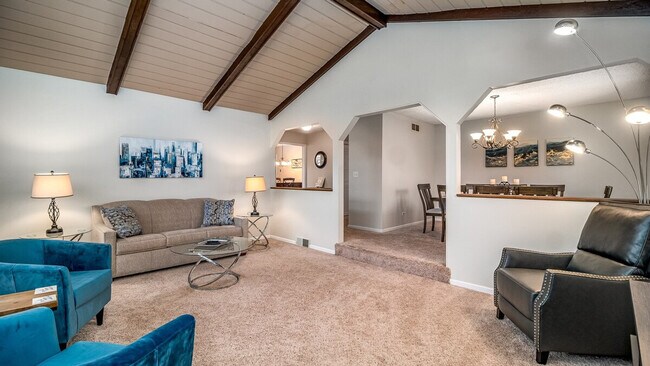 Building Photo - 886 Arthur Dr