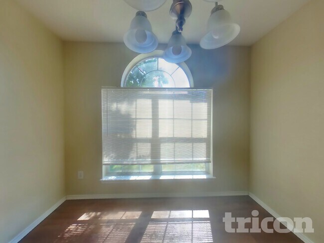 Foto del edificio - 621 Babbling Brook Dr