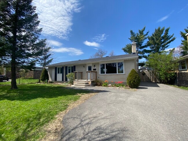 Photo du bâtiment - 877 Dynes Rd