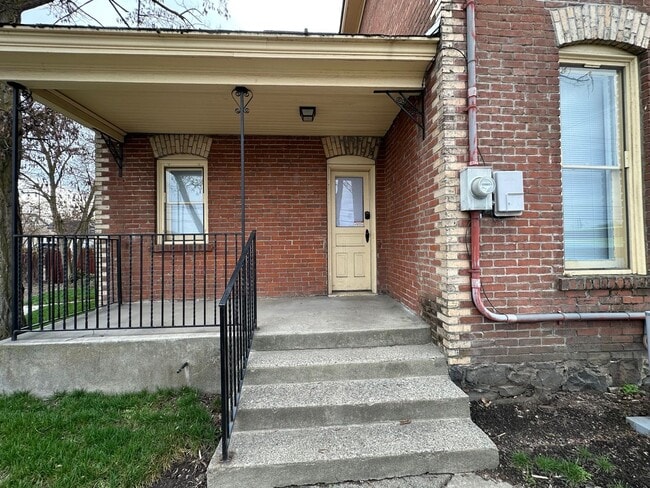 Building Photo - L1004