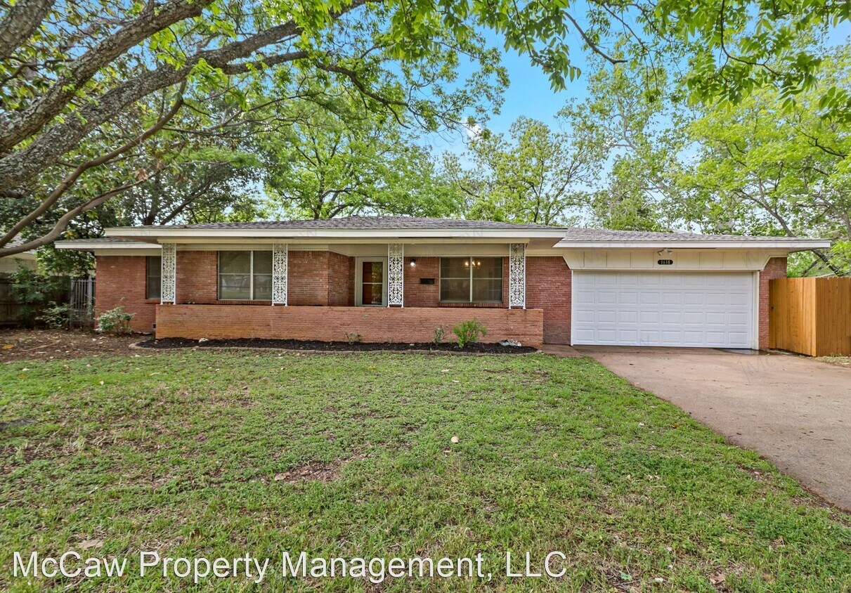 Primary Photo - 4 br, 3 bath House - 1618 University Dr.