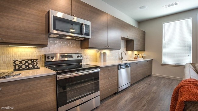Building Photo - 3 br, 3 bath Condo - 818 W 223rd St Unit 4
