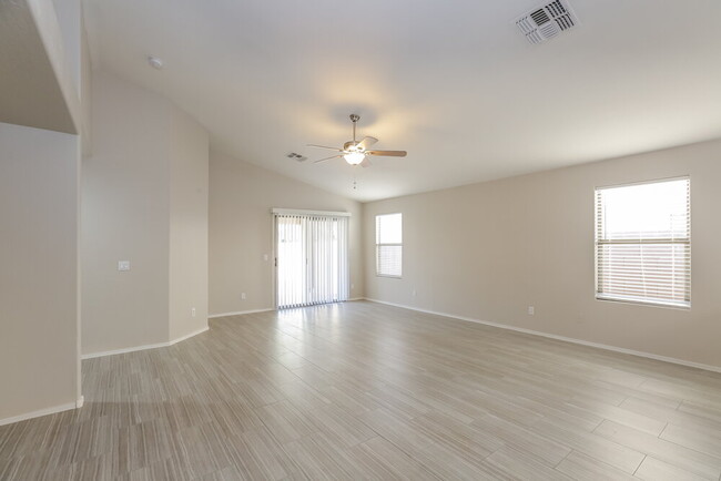 Foto del edificio - 4323 W Apollo Rd