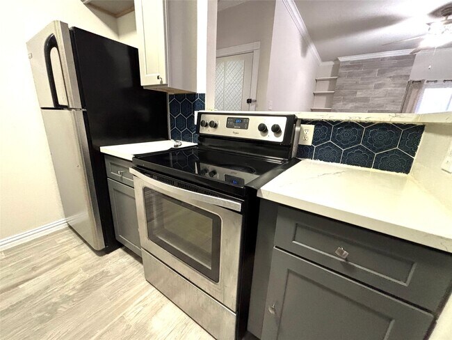 Foto del edificio - 7900 N Stadium Dr