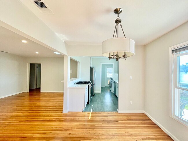 Building Photo - CHARMING 3 BR/1 BA SINGLE FAMILY HOME * MU...