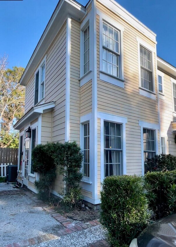 Primary Photo - Available August 1st. Great 2 BR/2.5 BA Ho...