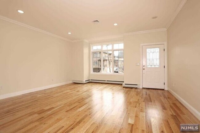 Foto del edificio - 1613 Maple St