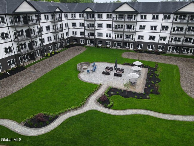 Foto del edificio - 6051 State Farm Rd