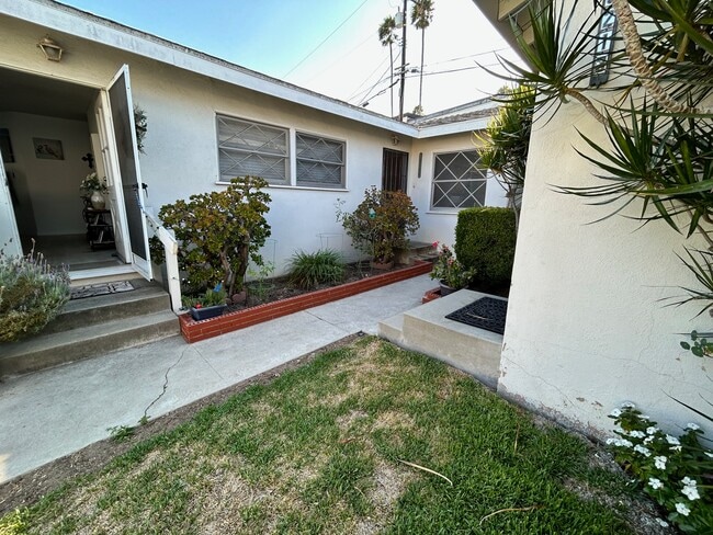 corner unit - 25215 Loytan St