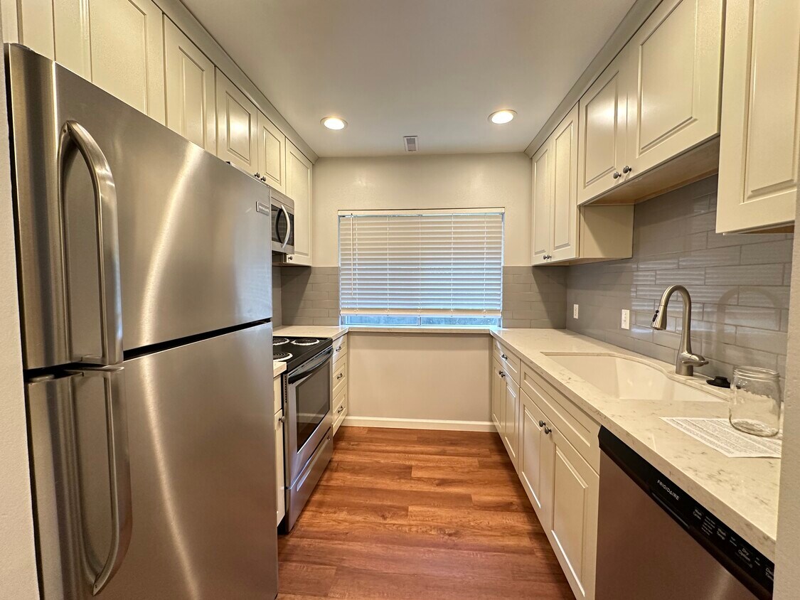 Foto principal - 1541 E Waterbury Dr