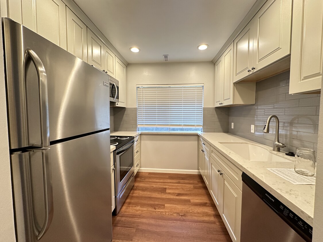 Primary Photo - 1541 E Waterbury Dr