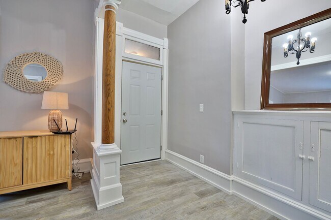 Building Photo - Lyndale Livings