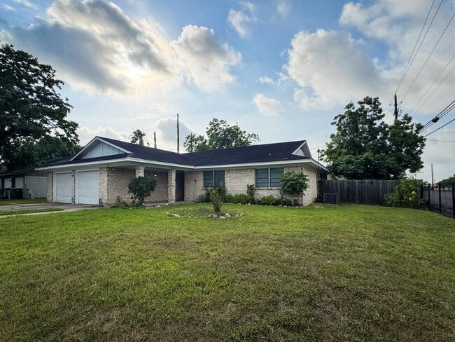 Building Photo - 102 Tanglewood Dr