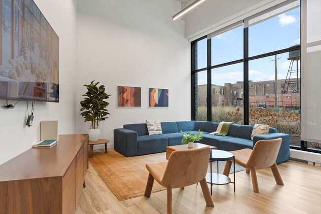 Building Photo - 853 W Blackhawk St