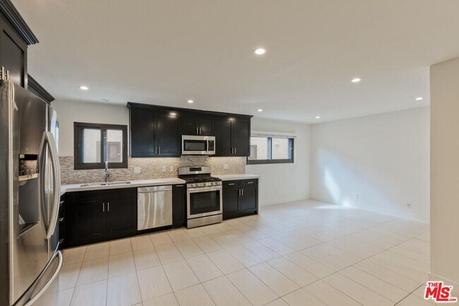 Building Photo - 6930 De Celis Pl