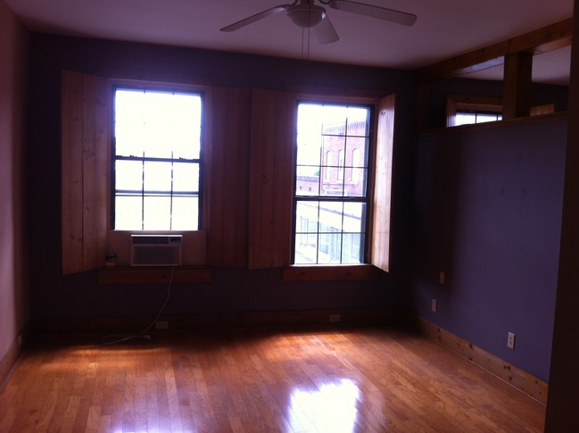 Livin/dining room area - 275 Inman St E