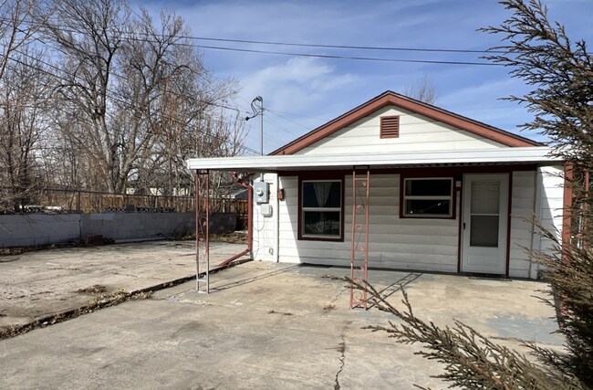 Building Photo - Updated 1 Bedroom 1 Bathroom Ranch Home in...