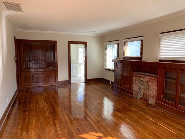 Foto del edificio - Completely Remodeled 2 Bedroom 1 Bath House with Huge Backyard