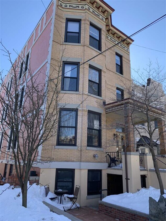 Primary Photo - 440 Gregory Ave