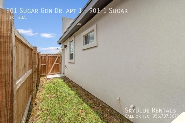 Building Photo - 901 Sugar Gdn Dr