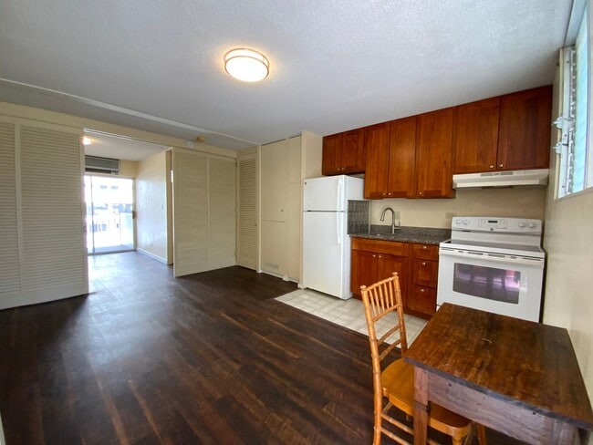 Building Photo - 1 BEDROOM WAIKIKI APARTMENT