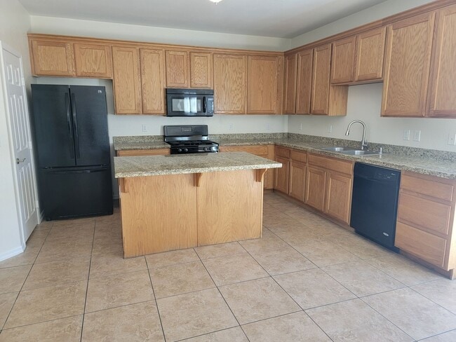 Foto del edificio - Spacious 5 bed 2.5 bath 2 story home with ...