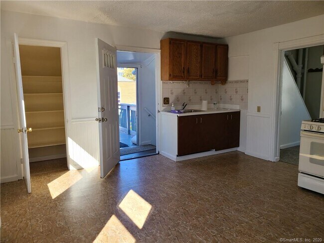 Building Photo - 39 Van Zant St