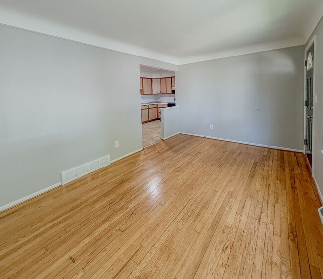 Building Photo - Fall in Love with Your Next Home! 1-Bedroo...