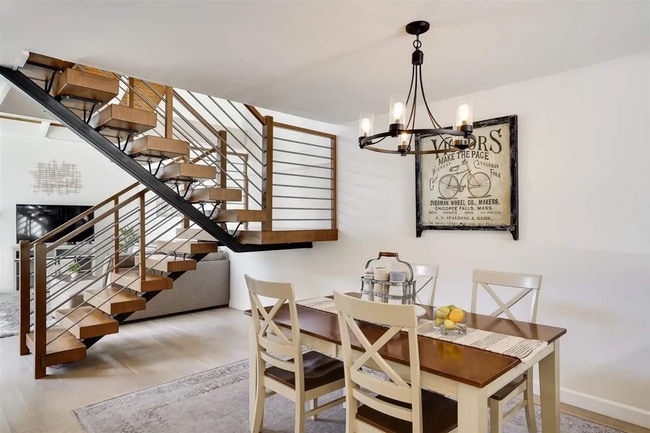 Foto del edificio - Spacious 1,550 Sq Ft Townhome | 2-Car Garage & High Ceilings w/ Exposed Beams