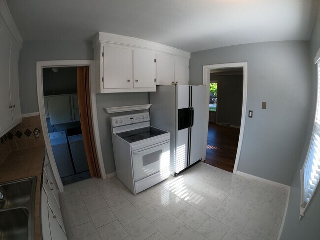 Building Photo - Very Clean Royal Oak Ranch