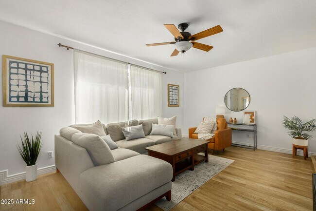 Foto del edificio - 8490 E Chaparral Rd