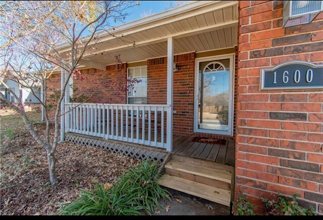 Building Photo - 1600 N Stable Ave