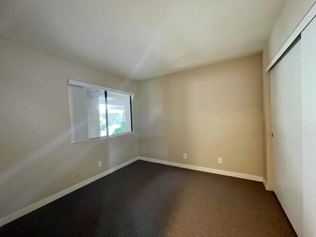 Foto del edificio - COMING SOON!!! LOVELY 2 Bed/2 Bath Condo Across From The River!!!