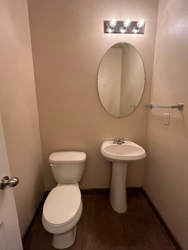 Foto del edificio - Spacious 3 Bedroom 2.5 Bathroom Home In Victory Hills!