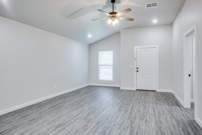 Foto del edificio - Like New Construction in Cooper District!