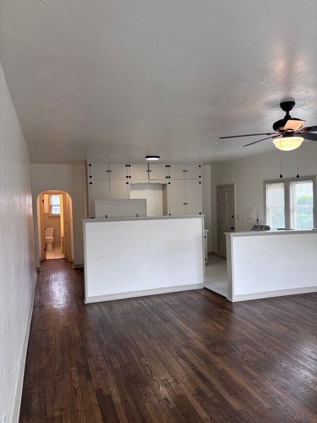 Building Photo - Charming 1br 1ba duplex!