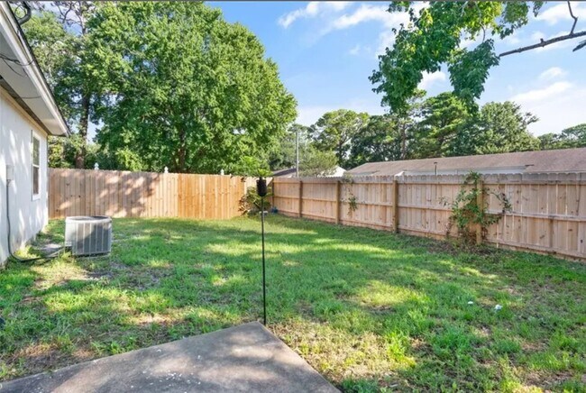 Foto del edificio - 540 Chateau Cir