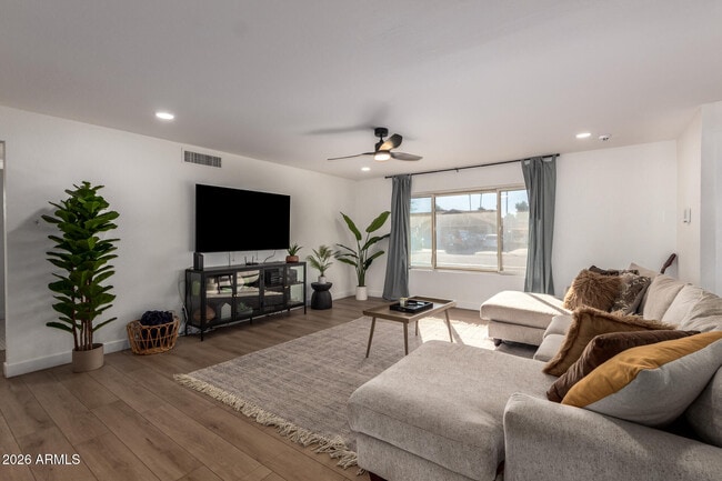 Building Photo - 4138 W Dahlia Dr