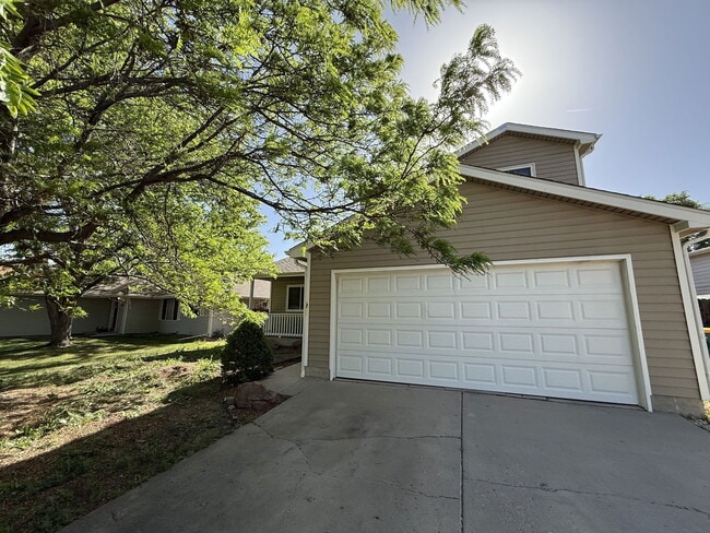 Building Photo - 739 Ponderosa Dr