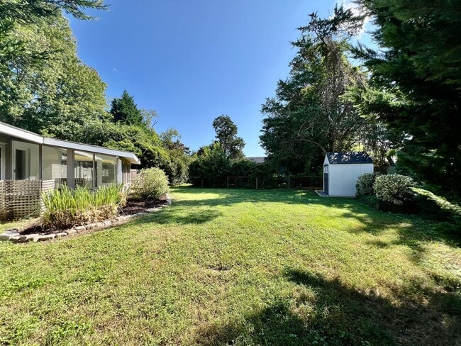 Building Photo - 3-Bedroom Home In Laurel Manor - Fenced Ba...