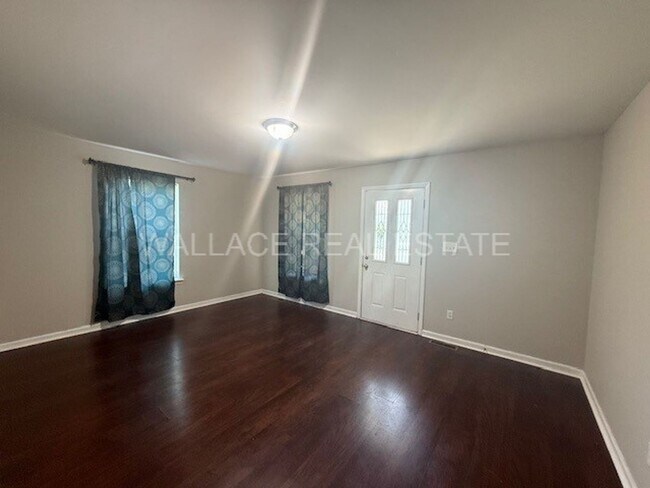 Foto del edificio - SOUTH KNOX CHARMER ...  2 BEDROOM AND 1 BATH
