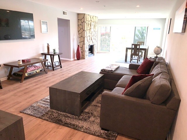 Building Photo - 230 S Catalina Ave