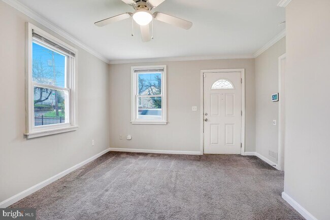 Foto del edificio - 5446 Addison Rd