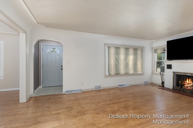 Foto del edificio - 2945 Roosevelt Rd