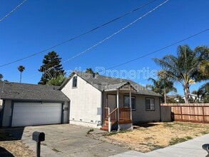 Building Photo - 228 Donaldson Way E