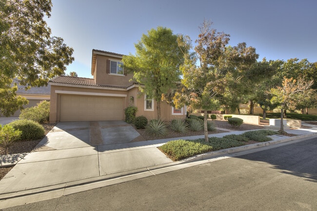Building Photo - SUMMERLIN Home 3 Bedrooms + Small Loft - M...