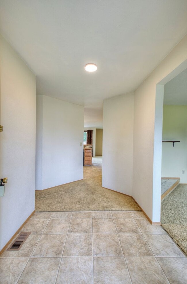 Building Photo - Bright & Spacious Rambler off of Cul-de-Sac